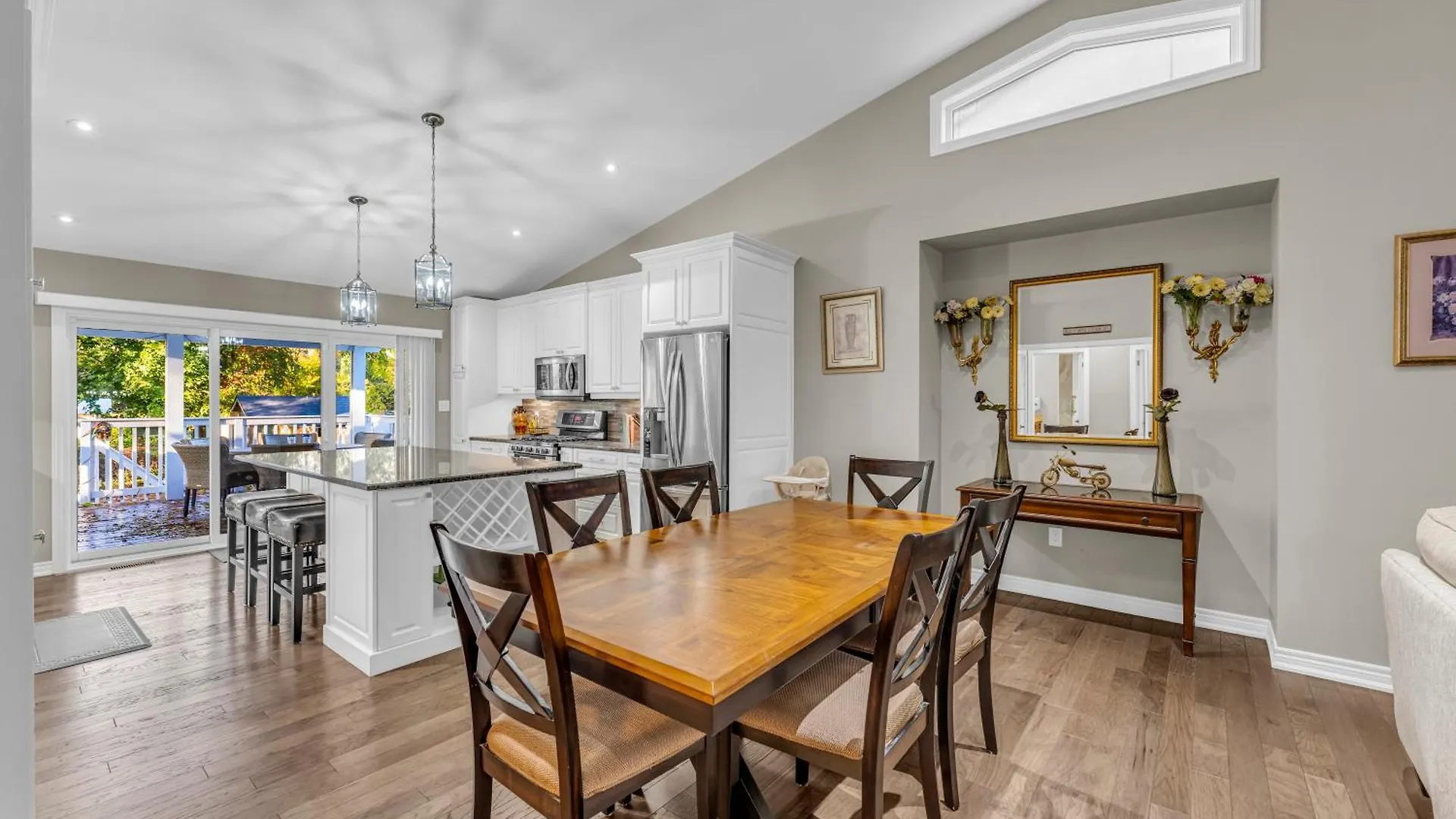 Royal Luxury - Home Mins From Falls With Pool Table Niagara Falls