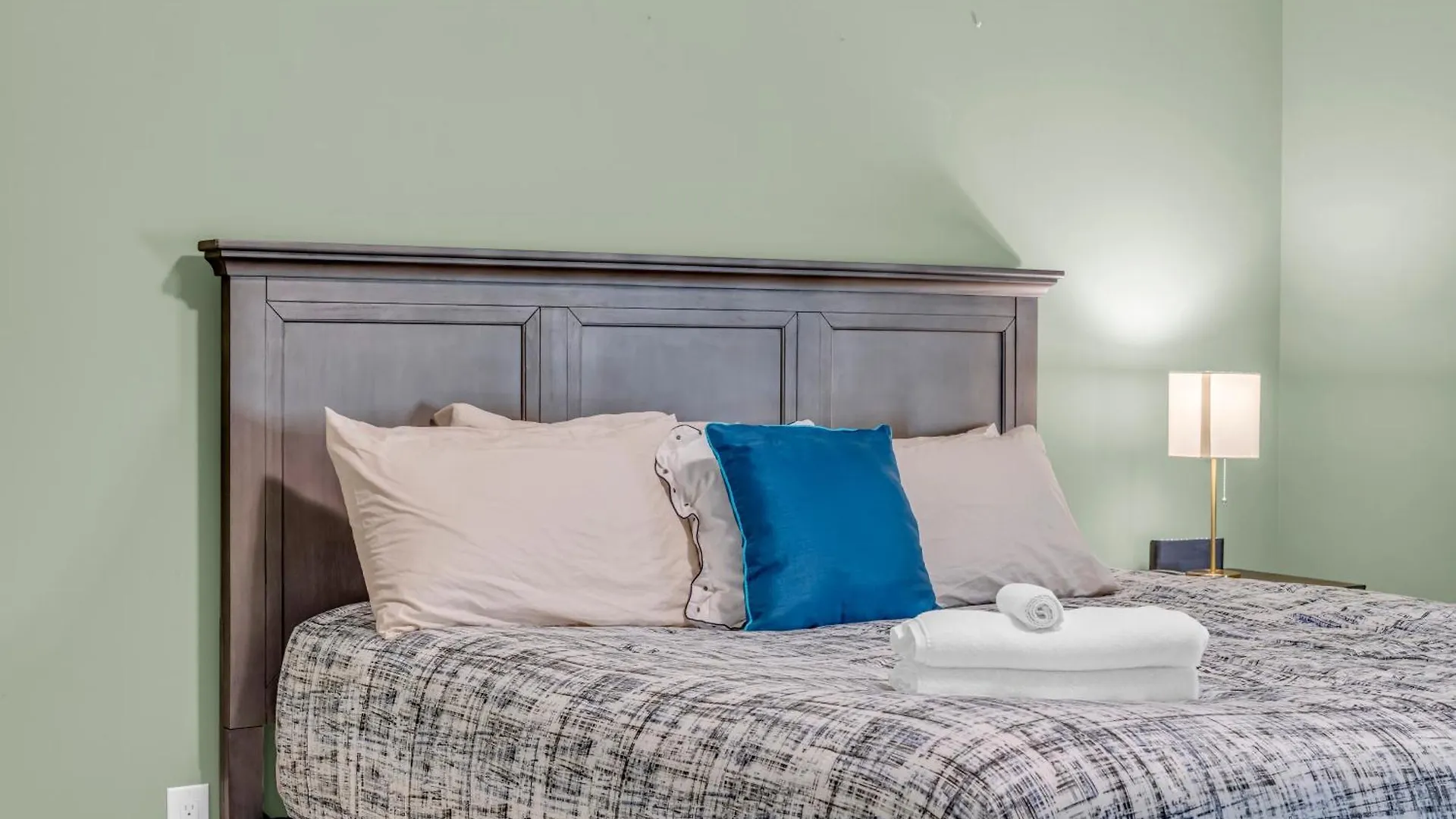 Royal Luxury - Home Mins From Falls With Pool Table Niagara Falls